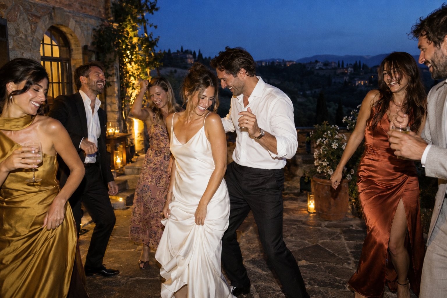 Una coppia di sposi festeggia con gli amici su una terrazza italiana